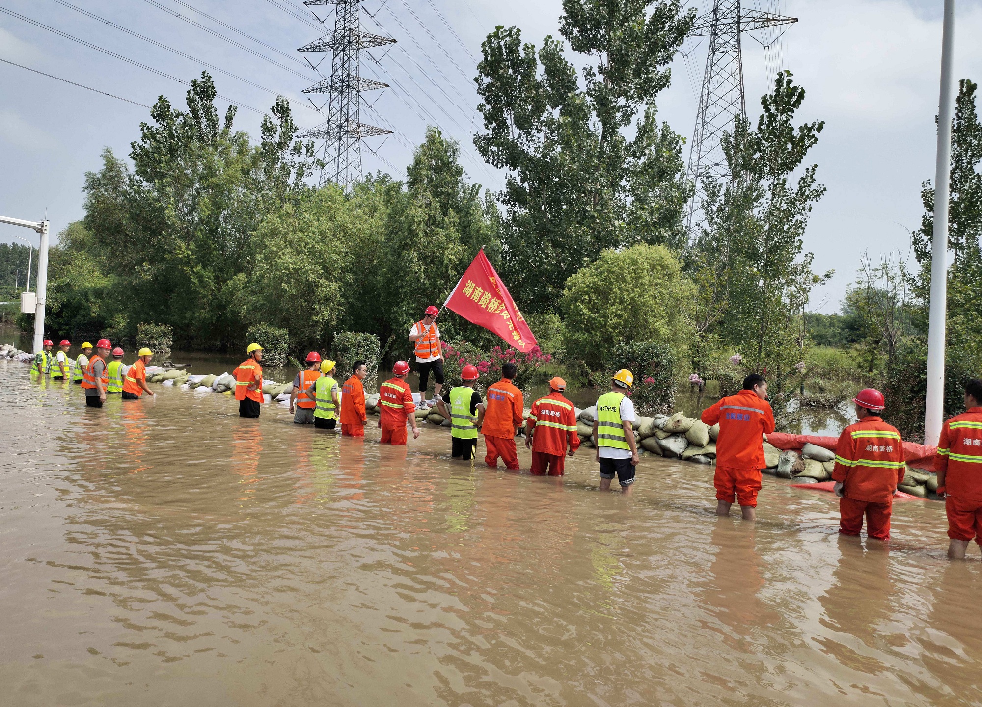 郑州路面养护项目抢险_20210725202621_副本.jpg